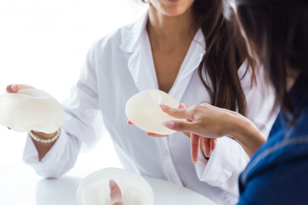 隆乳手術前需要與醫師討論適合的假體尺寸與材質